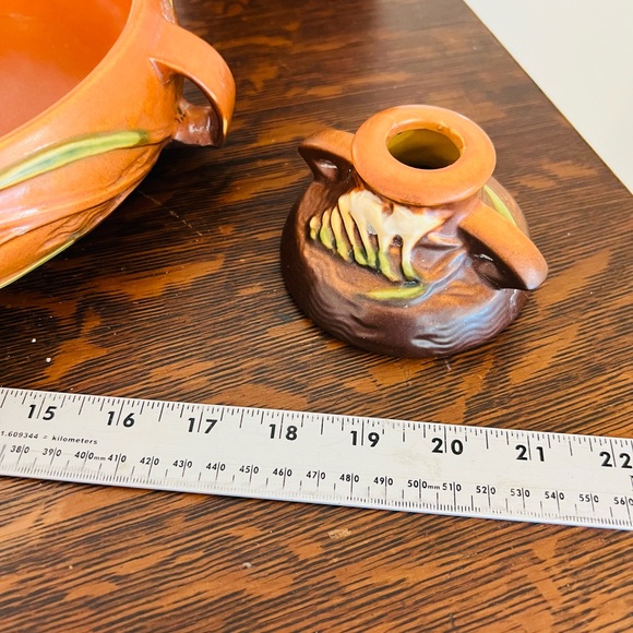 Roseville basin and candle sticks - Picture 9 of 11